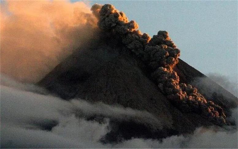 فوران آتشفشان در اندونزی و تخلیه خانه صدها نفر