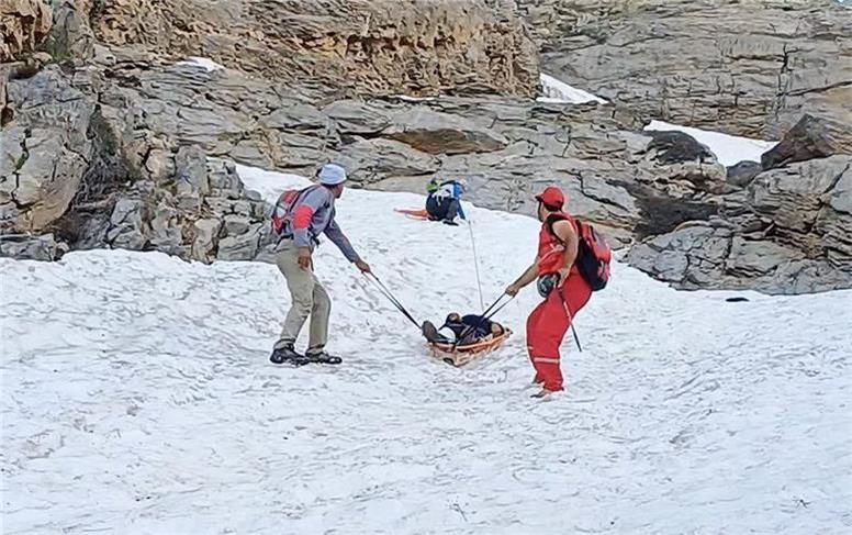 نجات کوهنورد سالخورده بیمار از کوهستان شازند