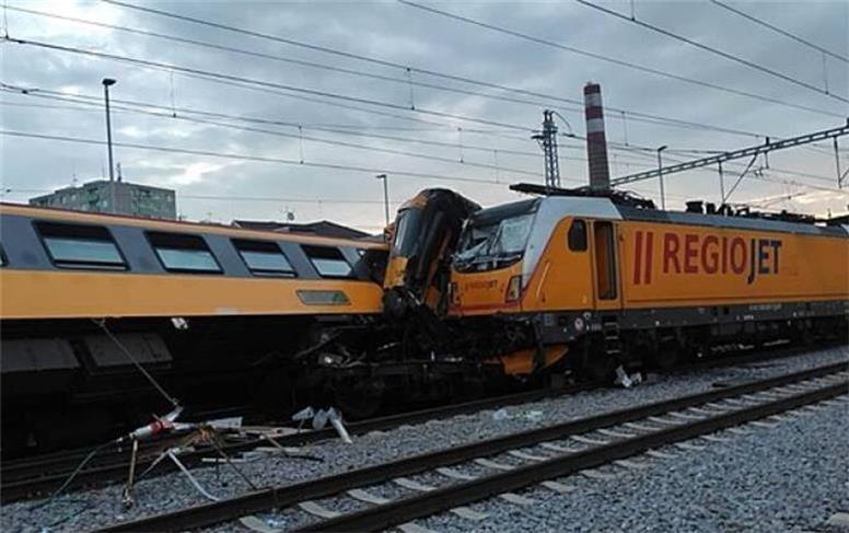 27 کشته و زخمی در برخورد دو قطار در جمهوری چک