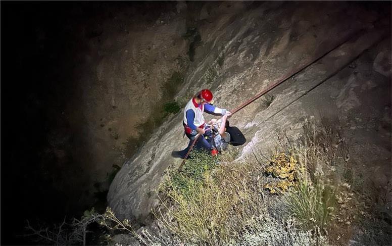نجات 3 نوجوان کوهنورد از دل کوهستان