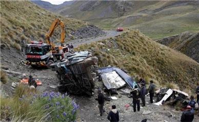 سقوط اتوبوس در دره ۳ کشته و ۱۹ زخمی برجای گذاشت