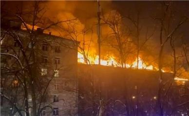 حریق بزرگ در یک ساختمان مسکونی در مسکو مهار شد
