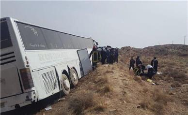 13 زخمی در واژگونی اتوبوس مسافربری