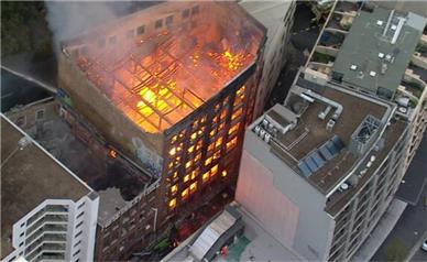 ریزش ساختمان در آتش سوزی گسترده
