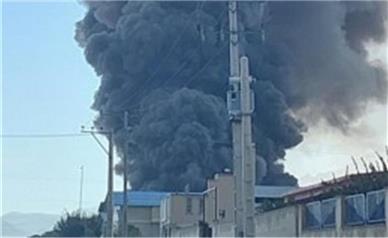 آتش سوزی مهیب در کارخانه پلیمر اصفهان