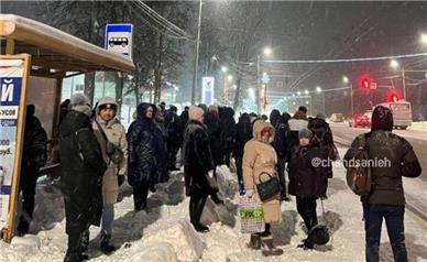 عکس//سرگردانی مسافران در برف سنگین مسکو