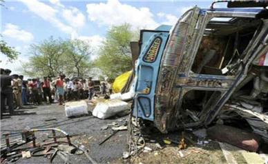 تصادف هولناک در پاکستان ۱۷ کشته و ده ها زخمی داشت
