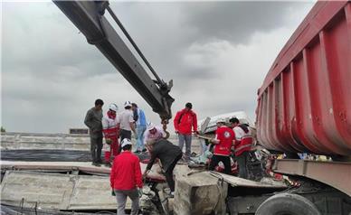 مرگ 4 سرنشین پژو زیر چرخ های کامیون