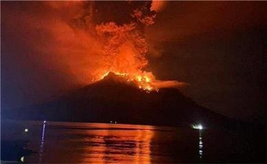 فوران آتشفشان در اندونزی/11 هزار نفر باید تخلیه شوند