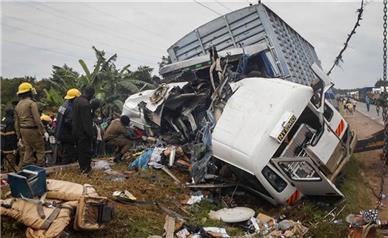 14 کشته در پی تصادف هولناک کامیون با چند وسیه نقلیه